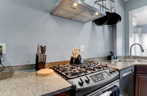 H Street Corridor House | Phoenix`s Place Cap Hill | King Bed | Walk to H St