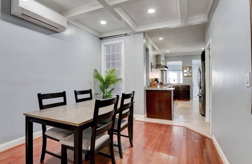 H Street Corridor House | Phoenix`s Place Cap Hill | King Bed | Walk to H St