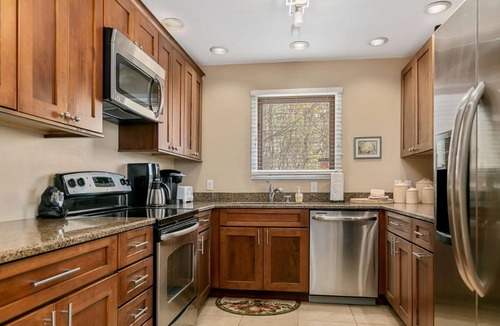 Chalet Village Cabin | Poppes VIEW, HotTub, Elevator, 2 K Sts, PoolTbl
