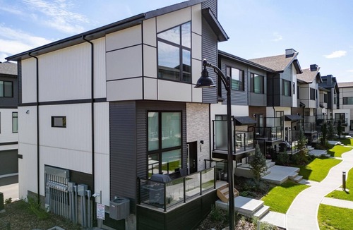 Southwest Edmonton House | Private Executive Suite| Ensuite, Walk-In Closet | Central AC | Near Airport