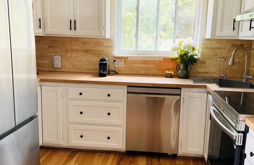 Kitchener House | Professionally Designed Suite + Free Parking