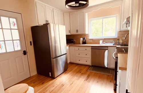 Kitchener House | Professionally Designed Suite + Free Parking