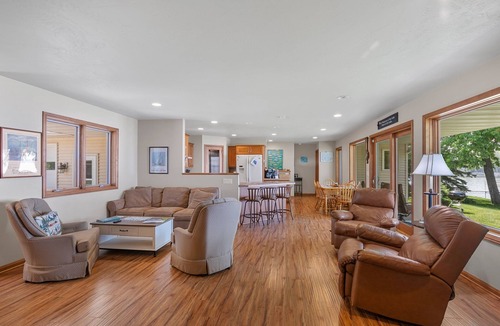 Sturgeon Bay Cottage | Relaxing Lakefront Cottage, Kayaks, Bikes, Fishing