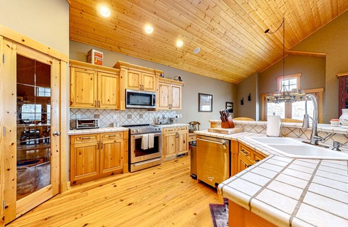 Orondo House | Riverfront home with boat launch, pool, tennis/pickle ball courts, & clubhouse