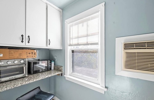 Takoma Park House | Sleep 8, 2 connected Rooms in large home near DC