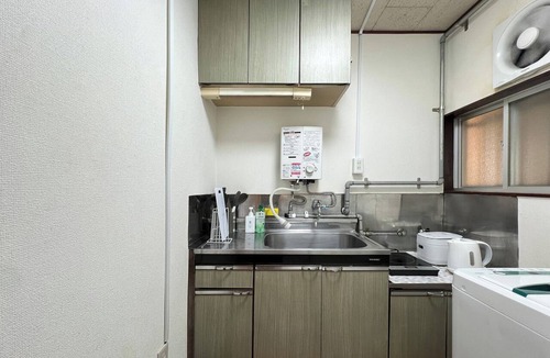 Kabukicho Apartment | The facility is about an 8-minute walk from JR Takadanobaba Station. By R train, it is 5 minutes to Shinjuku Station, 11 minutes to Shibuya Station, and about 28 minutes to Tokyo Station.