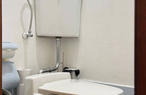 Kabukicho Apartment | The facility is about an 8-minute walk from JR Takadanobaba Station. By R train, it is 5 minutes to Shinjuku Station, 11 minutes to Shibuya Station, and about 28 minutes to Tokyo Station.