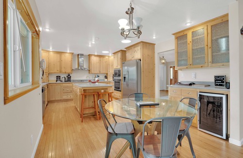 Mariposa Cabin | Ultimate Family Retreat - Mountain Views, Hot Tub, Game Room & Pet Friendly!