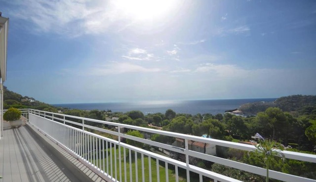 Ático Reformado con Doble Terraza en Residencial in Begur