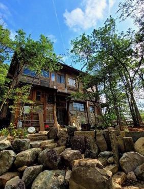 離島でオフグリットなスローライフを味わえる山奥の手作り一軒宿 古道具と手仕事の宿ねまりや