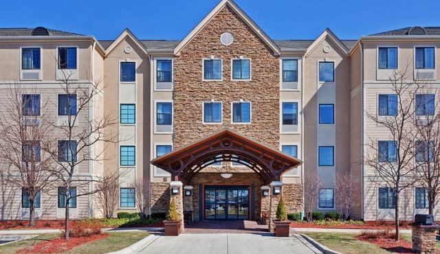 1 Bedroom | Free Breakfast Buffet, Indoor Pool in Glenview