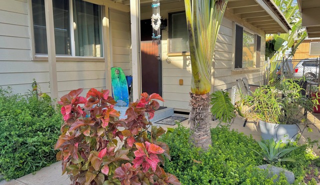 2-bedroom cottage, steps from the ocean, AC, parking in Ewa Beach