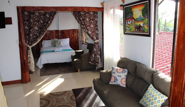 2 Double beds, kitchen and Living room 20 min Alajuela airport. Best views! in Pilas