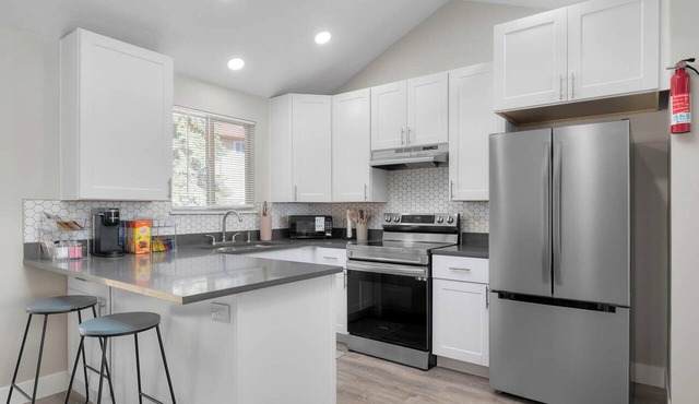 4-bedroom Retreat, AC, free coffee, pet friendly, near shopping in West Jordan in West Jordan