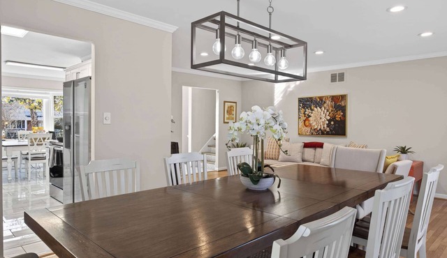 5 bedrooms with 4 Full Bath, Fire Pit, BBQ and Plush Amen on 1/2 acre in Silver Spring