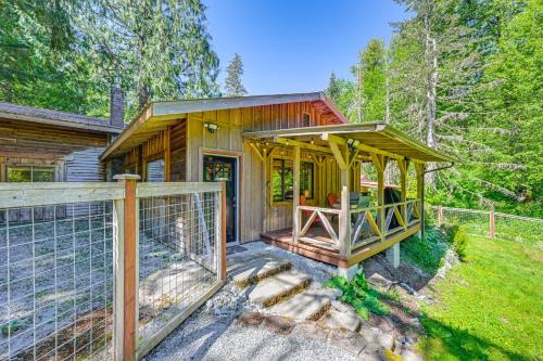 5 Mi to Mt Rainier Nat’l Park: Cozy Cabin w/Deck! in Ashford