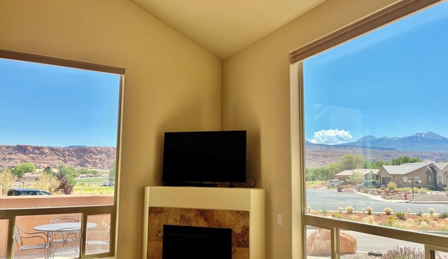9A1 Shared Pool/Hot Tub, Views, Private Garage and Patio in MOAB