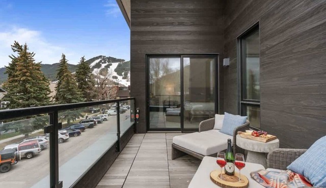 Abode at Sky View, rooftop hot tub, walk to town in Jackson