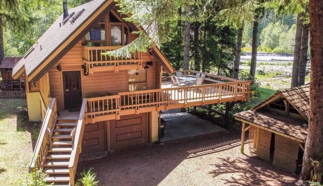 Alpen Commune - Riverfront 5-bedroom cabin in fantastic Greenwater in Enumclaw