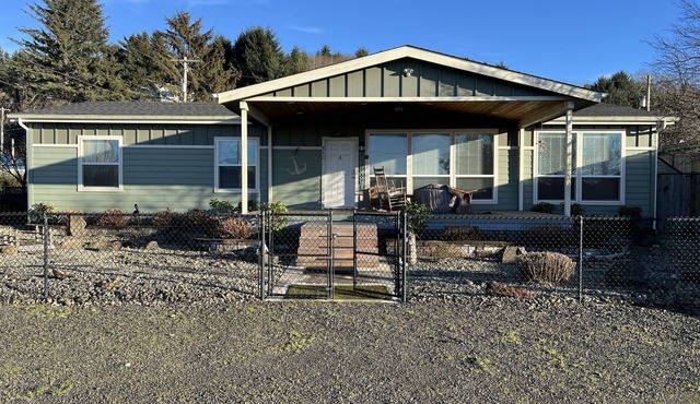 Amazing home located in Winchester bay at Salmon Harbor in Winchester Bay