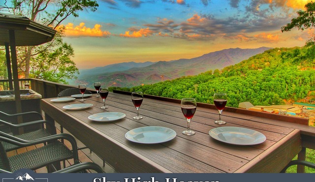 AMAZING Mt LeConte & Ober VIEWS! 2 Masters! 3 Fireplaces! Hot Tub! Game Room! in Gatlinburg
