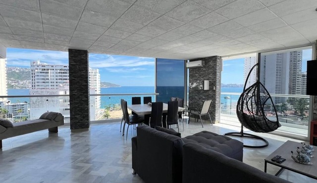 Apartment with ocean and golf course views in Acapulco de Juárez