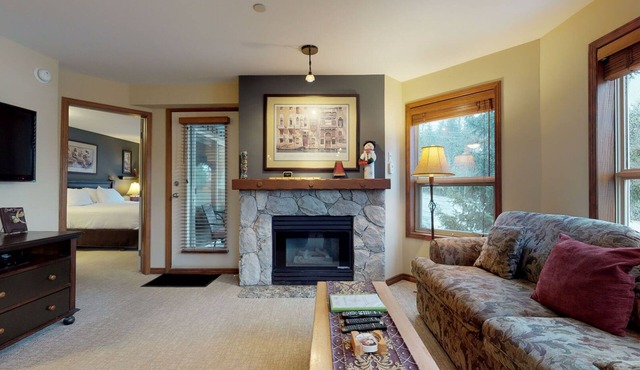 Aspens #355 Prime Ski-in Ski-out Location! Pool, Hot tubs, BBQ, sleeps 4 in Whistler