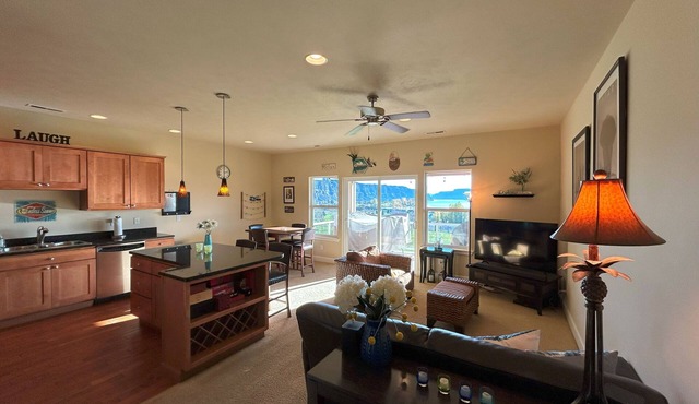 B15-Crescent Bar Condo near Pool/Hot Tub. Golf Course/Columbia River view. in Quincy