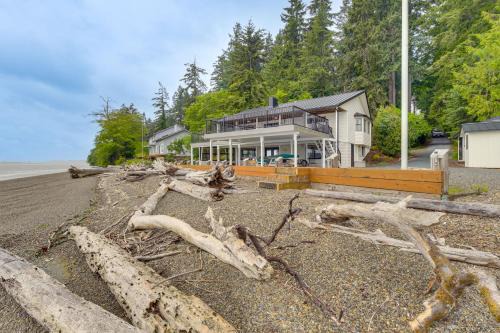 Beachfront Anderson Island Escape: Rainier Views! in Beachcrest