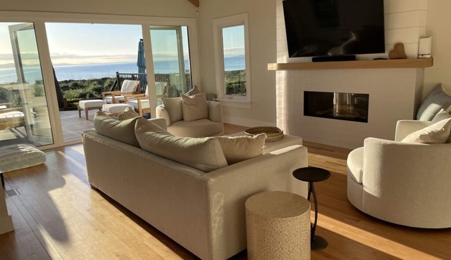 Beachfront luxury home with expansive deck, amazing views and BBQ patio! in Qualicum Beach