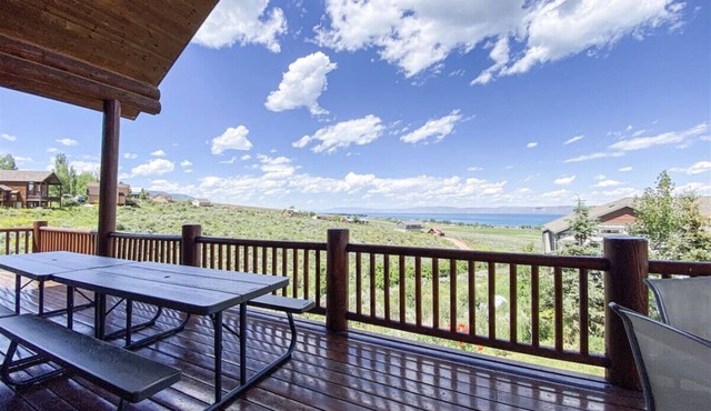 Bear Ridge Lodge Sleeps 20 & views of Bear Lake in Garden City