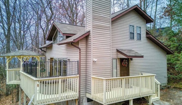 Bearly Makin' It II by Beyond Expectations: Mountain Chalet w/Hot Tub & Firepit in Gatlinburg
