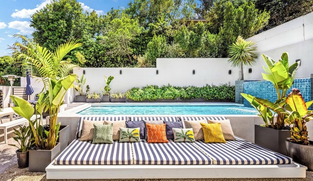 Beautiful Hollywood Hills Pool Villa - Hollywood Sign Views & Iconic Location in Los Angeles