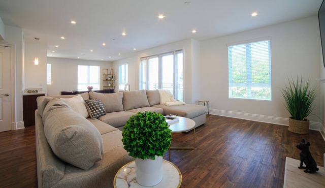Beverly Hills Luxury Condo, 5% Discounts on monthly bookings. in Los Angeles