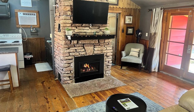 BLACK HILLS BASE CAMP! 1940s-era cabin. Sleeps 4-5 people. Walk to Canyon Lake. in Rapid City