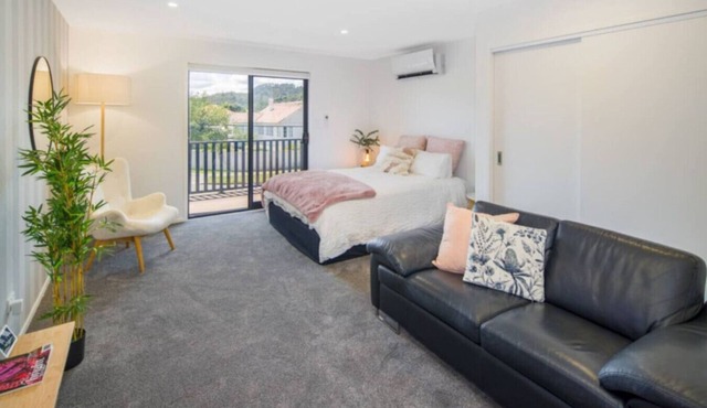 Bright Studio Apartment on Macky Street in Lower Hutt