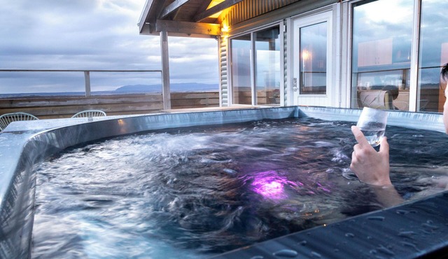 Cabin with Jacuzzi, next to Fossatún, west of Iceland in Borgarnesi