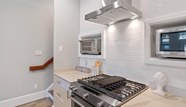 Capitol Hill Hidden Gem with an impeccable roof top view! in Washington