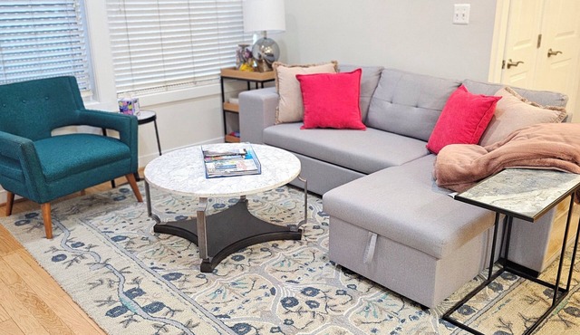 Charming 2-bedroom bed & breakfast condo in fabulous Washington with WiFi, AC in Washington