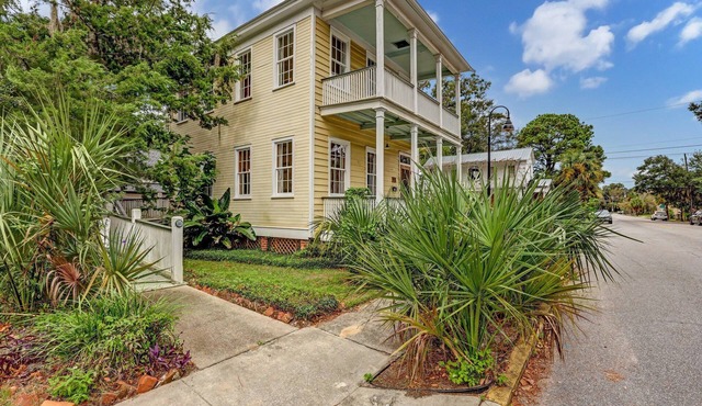 Charming 2-bedroom cottage in Historic Beaufort. Walk to restaurants and shops in Beaufort