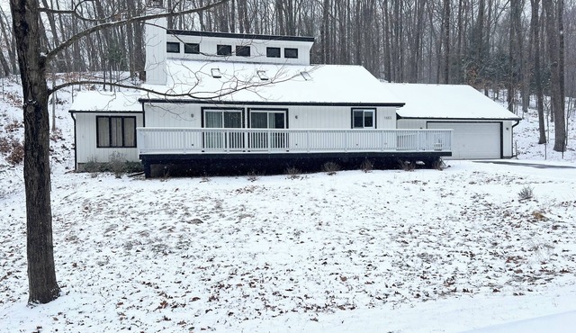 Charming 4-bedroom house in Harbor Springs, Close to town and Ski Hills! in Harbor Springs