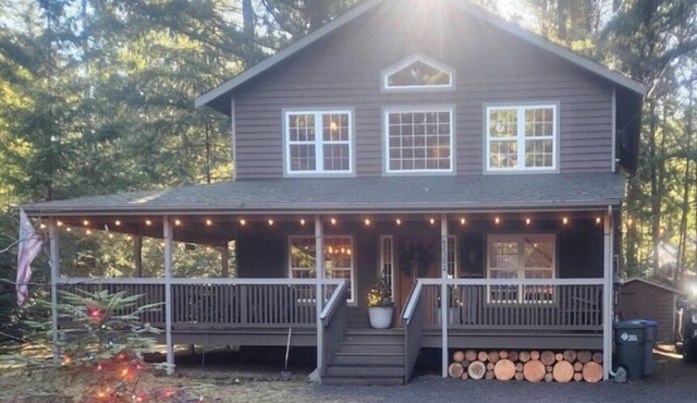 Charming Cabin Getaway Near Hiking Trails & Ski Slopes in Enumclaw