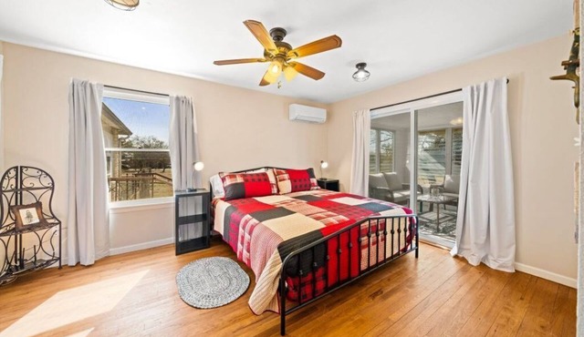 Charming, Hill Country Small-town Suite, Centrally located. in Harper