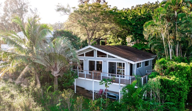 Charming home with balcony, washer/dryer & free WiFi – stunning ocean views in Honokaa