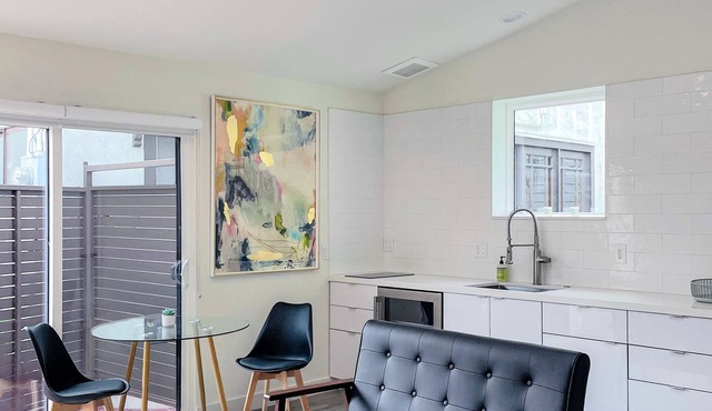 Chic new guest suite studio with WiFi and AC in fabulous West Hollywood in West Hollywood