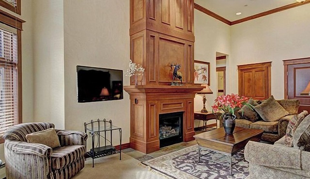 Cirque 3 Bedroom + Loft Condo #302 by RedAwning in Copper Mountain