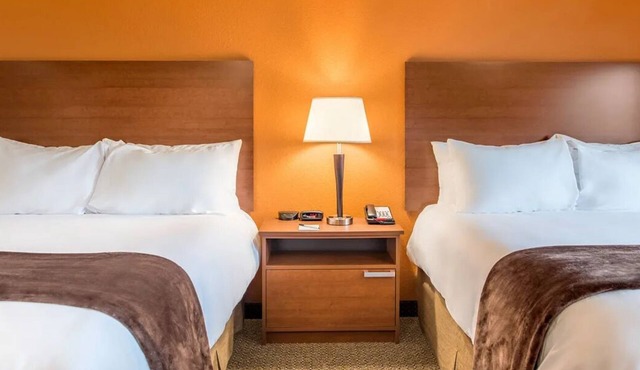 Comfortable Room Tailored for Business or Leisure Travelers in Yakima