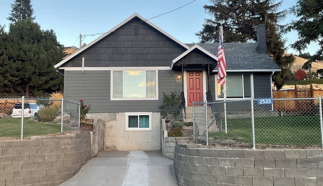 Comfy 3-bed bungalow in East Wenatchee, where nearby adventures await. in East Wenatchee