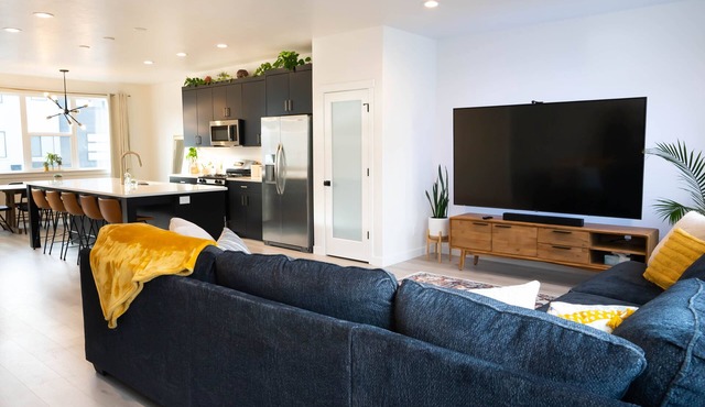 ✨Cozy and Modern 4BD Townhome 📺 w/86 inch Television ✨ in American Fork