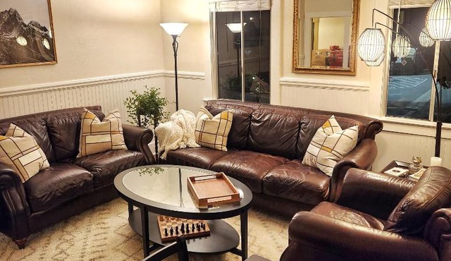 Cozy coastal downtown in Half Moon Bay